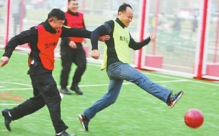 踢足球脚踝会变大吗，踢足球脚踝疼痛怎么办