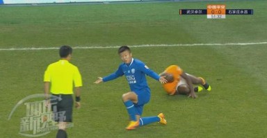 足球有防守假摔吗为什么，足球有防守假摔吗为什么没有